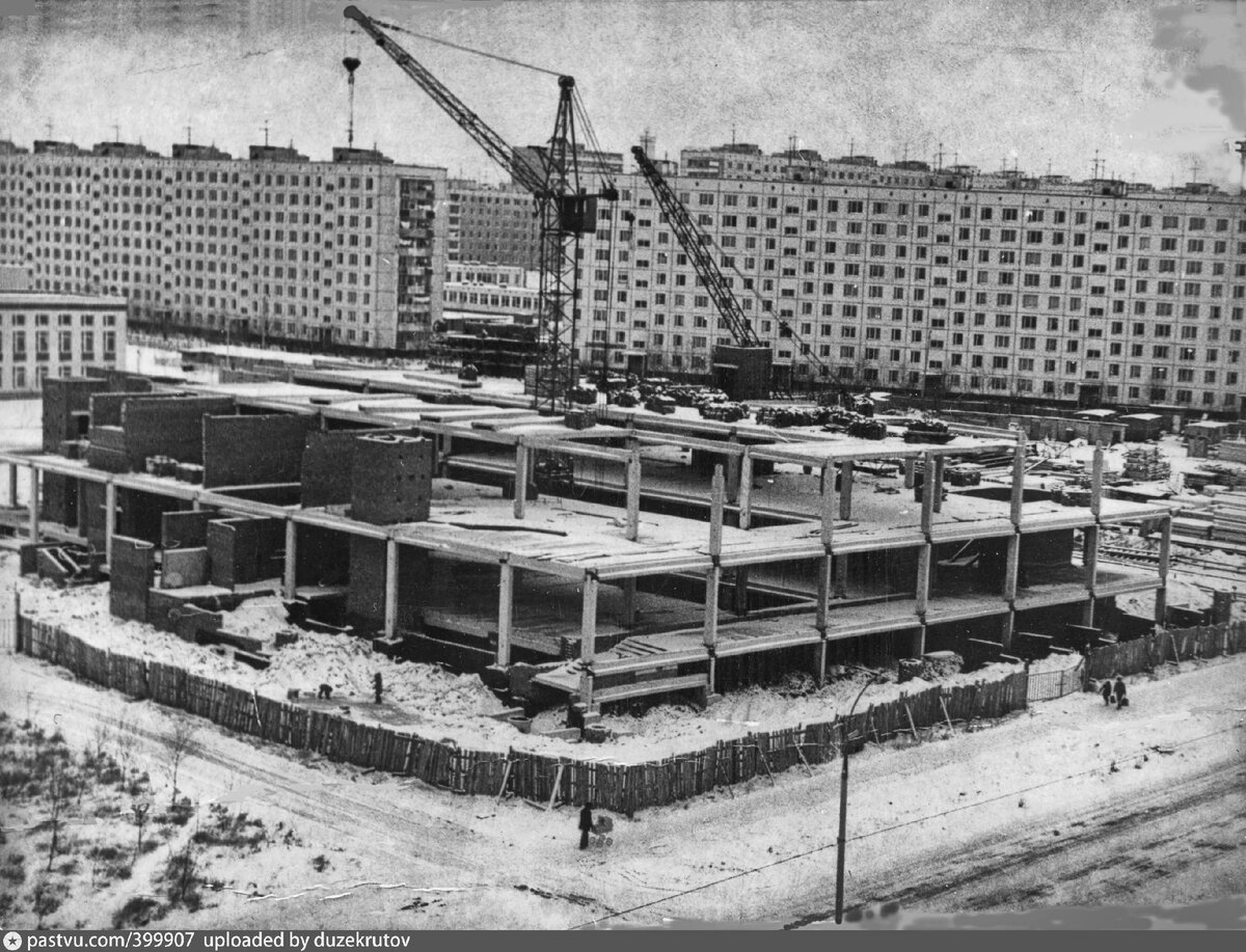 Строительство "Праги" в 1978 году. Вид с очень длинного дома напротив. Его снимок вы сможете увидеть позже. С сайта www.pastvu.com.