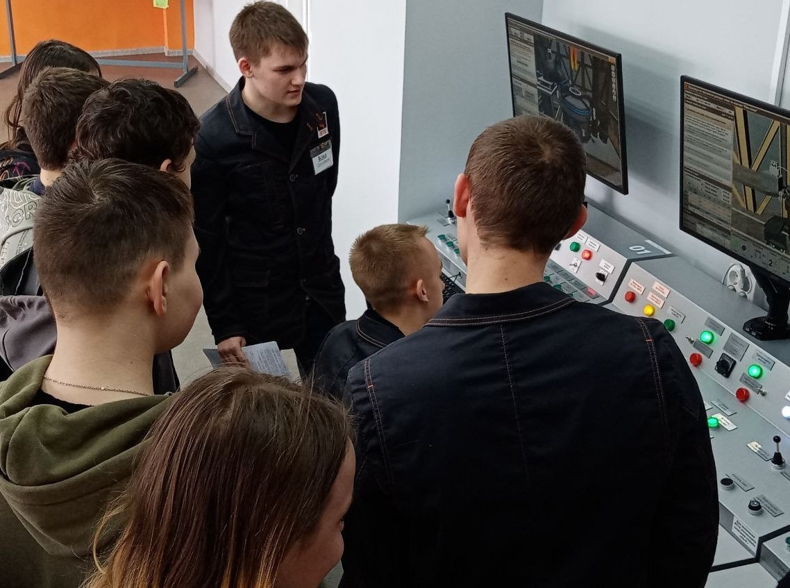 На фото представлены тренажерные комплексы (АПТК) компании SIKE для подготовки специалистов металлургических специальностей.