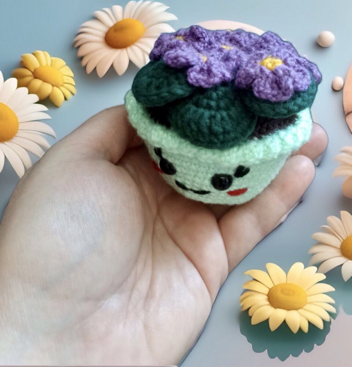 Фиалка в горшочке