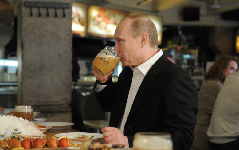 Владимир Путин во время посещения пивного бара "Жигули" на Новом Арбате, 2012.