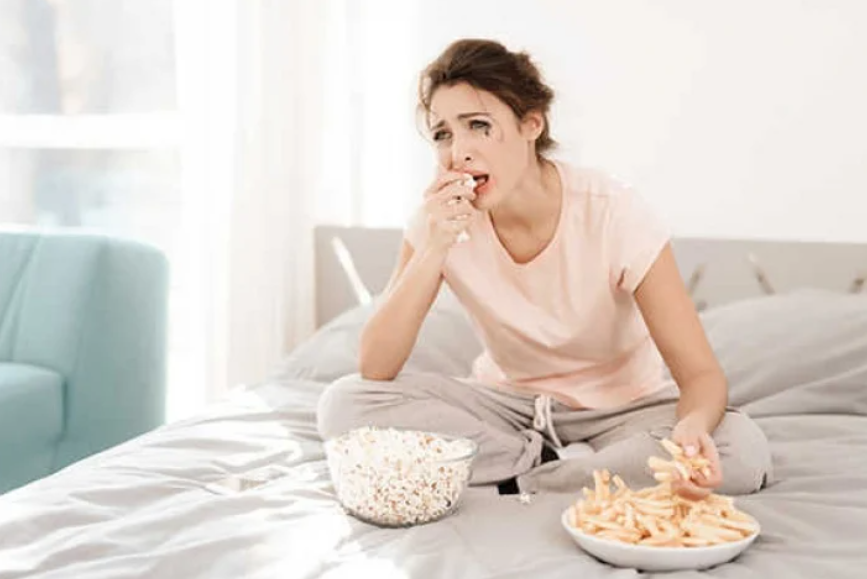 Заедать боль и страдание зачастую является самым быстрым и доступным способом для психики сбросить эмоциональный заряд и напряжение