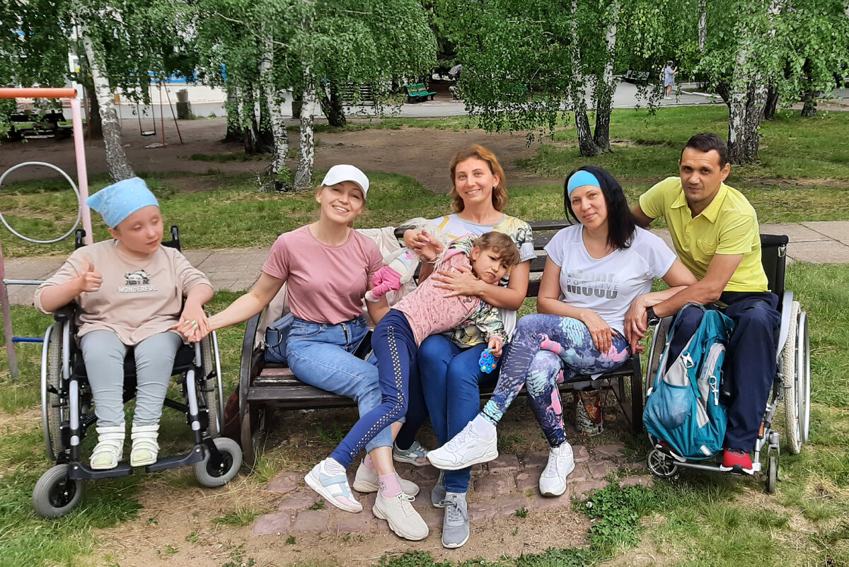 Настя, Алена, Я с дочей Ладой, Таня и Денис 