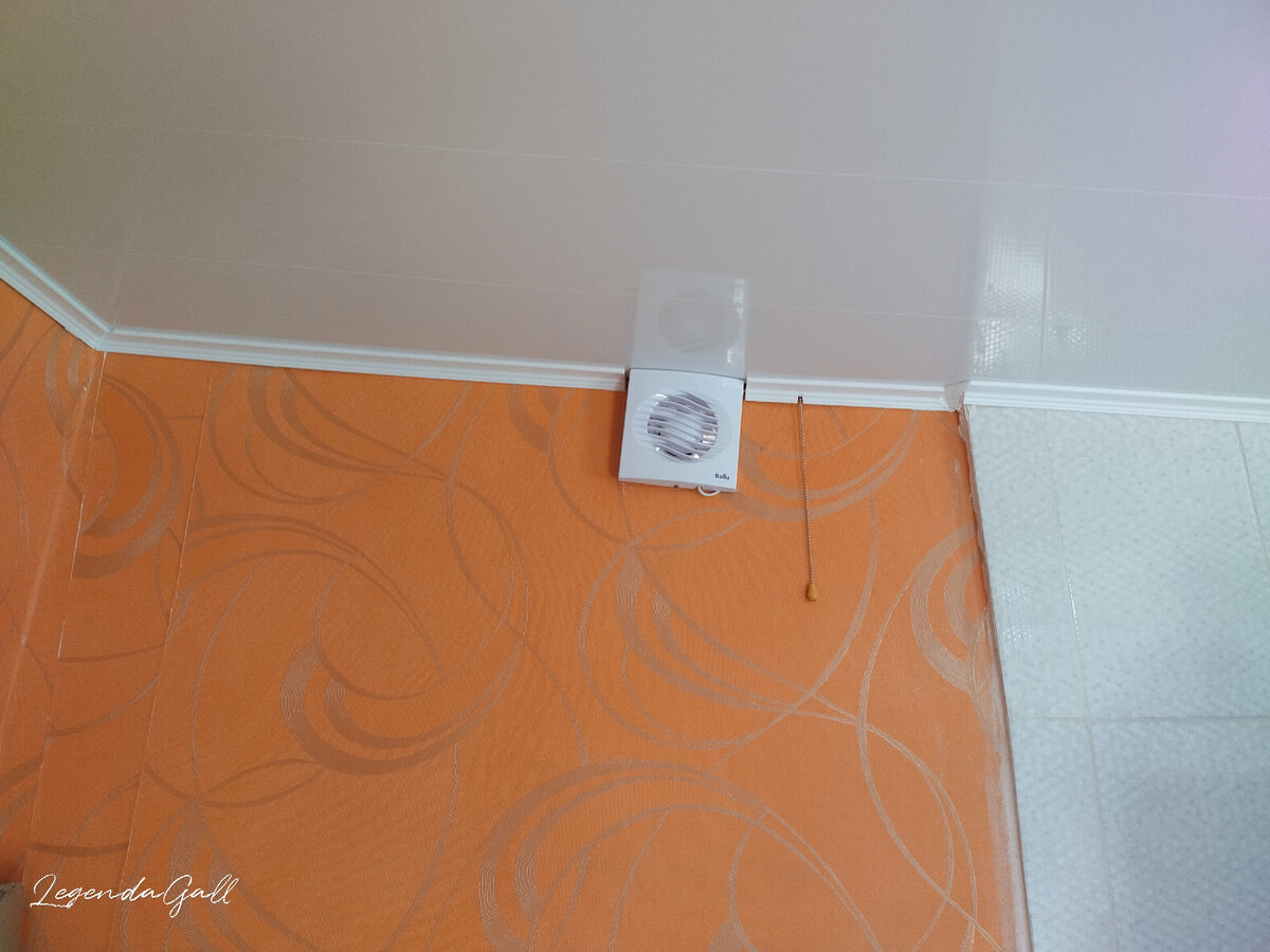 А в этом углу была очередная художественная резка по плинтусам, но уголок получился более-менее