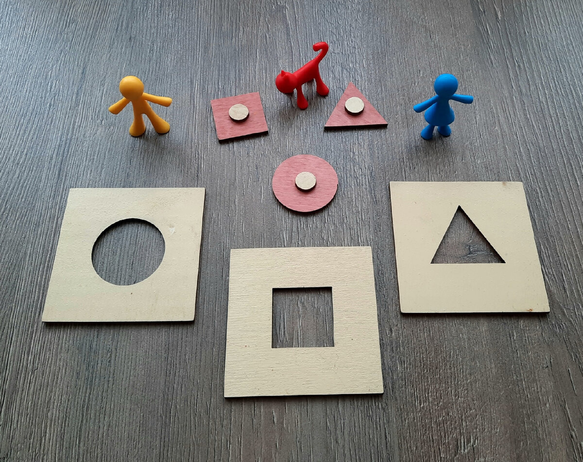 Дидактическая (обучающая) игра "Рамки Монтессори".
Обыгрывание: "Подул сильный ветер... Закрой окошки в домиках!"
Материалы из книги Елены Янушко "Познакомьте малыша с миром вокруг"