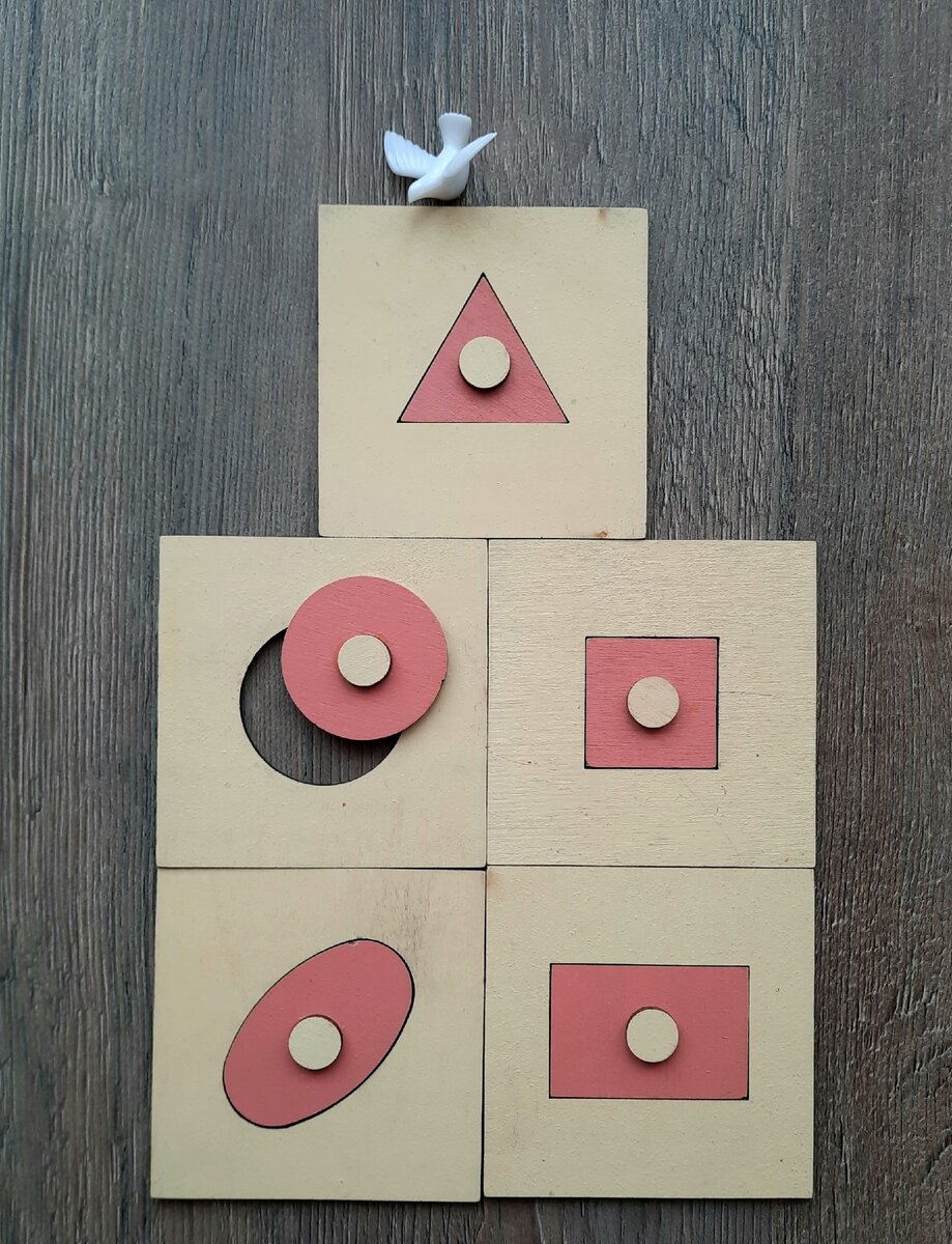 Дидактическая (обучающая) игра "Рамки Монтессори".
Обыгрывание: "Подул сильный ветер... Закрой окошки в доме!"
Материалы из книги Елены Янушко "Познакомьте малыша с миром вокруг"