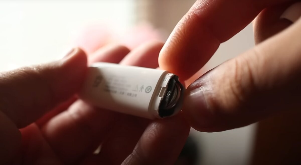 Батарейка меняется очень легко, но делать это придётся нечасто. Источник: YouTube @EvilGen21