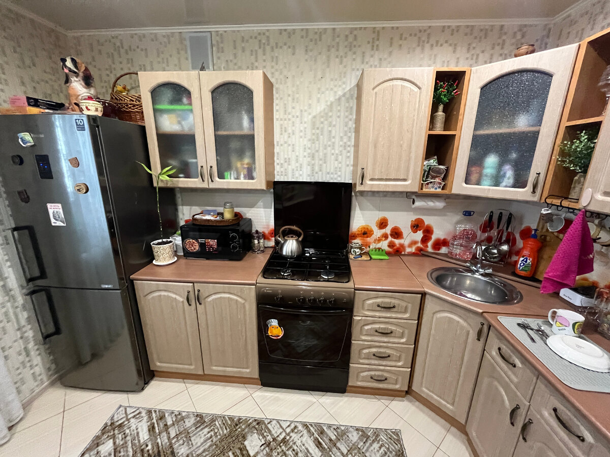 Зал в посуточной квартире. М перегородки. Однокомнатные апартаменты на сутки. Однокомнатная квартира с панорамными окнами. Фото квартиры.