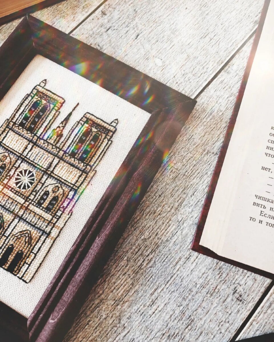 Многие вышивают эту серию на пластиковой канве, но пластик не для меня