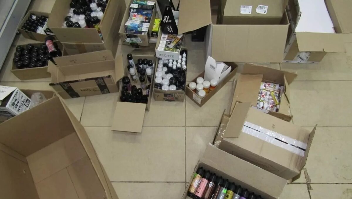     Сотни немаркированных товаров нашли в магазине на улице Рождественского, сейчас по этому факту проводится проверка.
