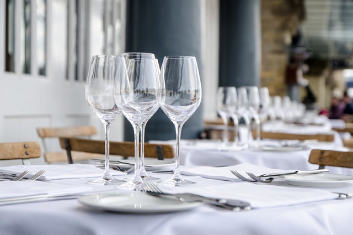    Эксперт по этикету Свежакова назвала самые частые ошибки за столом