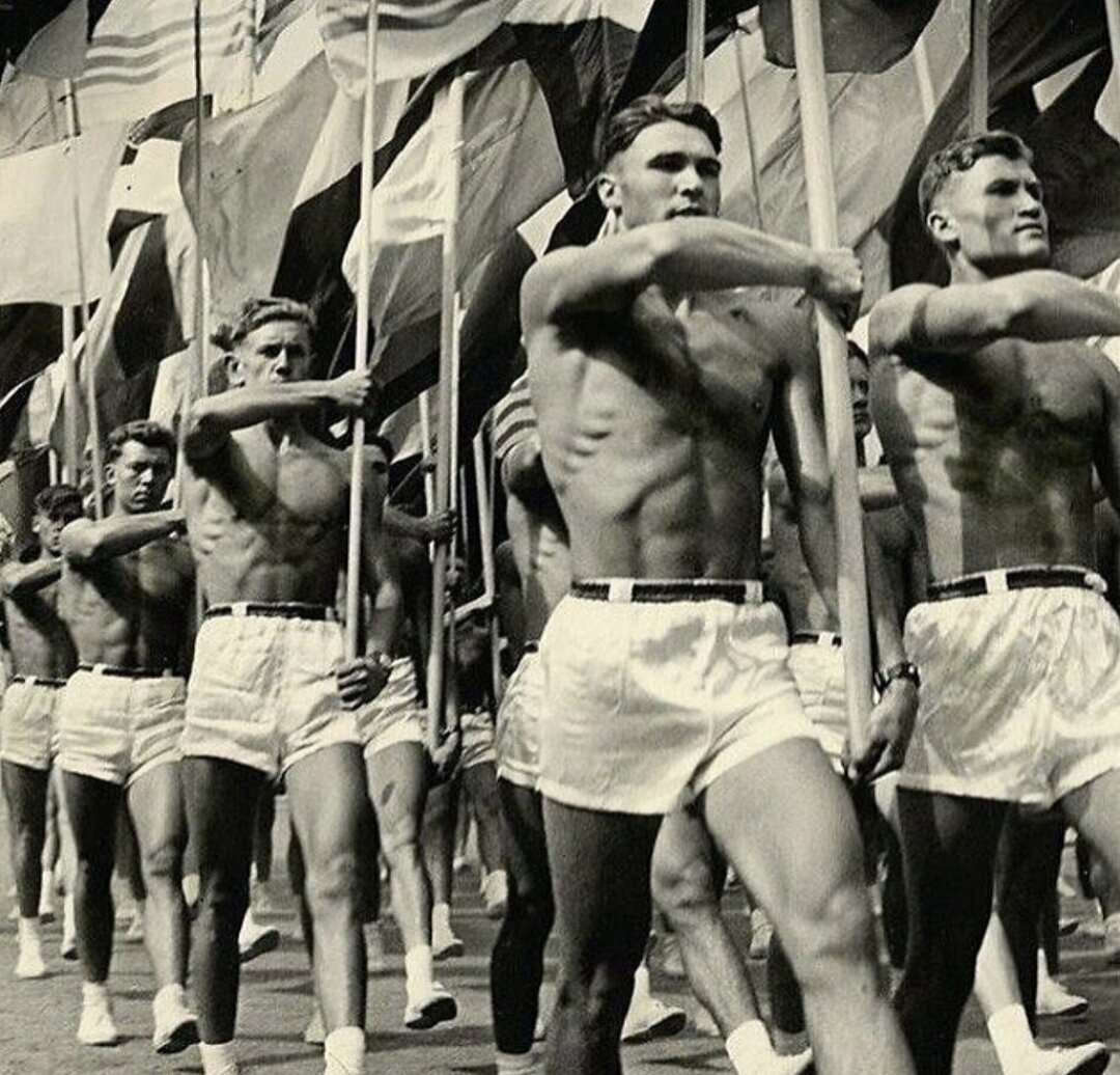 Новая рубрика "Леха вещает"). Итак тут довелось во время обеда ,на работе ,услышать речь президента. Сразу откланюсь от каких-то политических ньюансов, так как эту тему итак мусолит каждый третий. Остановимся конкретно на популизации спорта , как человек, который вот уже 10 лет отдаёт свою кровь и пот на тренировках считаю себя в праве рассуждать на эту тему. Тем более обилие литературы мною прочитанной даёт мне моральное право рассуждать почти на любые темы). Итак пропаганда спорта, это хорошо, но хотелось бы это видеть не только на экранах, но и лицезреть в реальном мире. Пока же я вижу как подобно грибам после дождя, всюду открываются пивточки, в музыке продвигается тема алкоголя и забытья и это влияет на неокрепшие умы подрастающего поколения, кто считает , что это проблема именно родителей и их воспитания обладают интеллектом карпа. Так как масс медия имеет непосредственное влияние на общество. Что же мы видим на экране, реклама алкоголя, разврата, культ денег и отсутствие всякой морали. Если мы хотим популяризировать спорт и толкать к этому людей, то надо продвигать в кинематографе подобные темы . Я помню как смотрел фильм "Рокки", " Кровавый спорт'', их можно перечислять бесконечно, фильмы после которых хотелось упасть на пол и отжиматься до беспамятства, вот какое кино надо снимать и я думаю, что это нам по силам, так же параллельно снимать фильмы несущие в себе какую-то духовную ценность, которые толкают людей к размышлению, а не дегротные произведения ТНТ. Так же вводить льготы и пониженное налогообложение для людей, которые открывают залы. Поход в зал не должен стоить дороже бутылки водки. Так же чтобы приобщить рабочий класс к спорту, давать некие льготы или дотации людям, которые им занимаются, дабы стимулировать остальных. Чтобы не только класс королей офисных кресел, но и всё общество было приобщено к этому безусловно важному делу. Но свобода выбора тоже должна иметь место быть, поэтому ,те кто хотят каждый день травится пусть продолжают. 