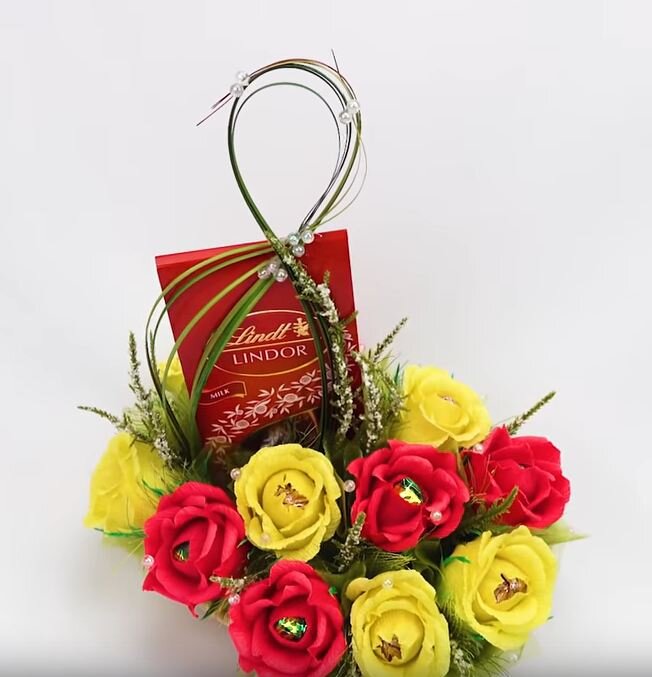    Композиция с цветами из конфет на 8 марта   
Источник: Скриншот из видео