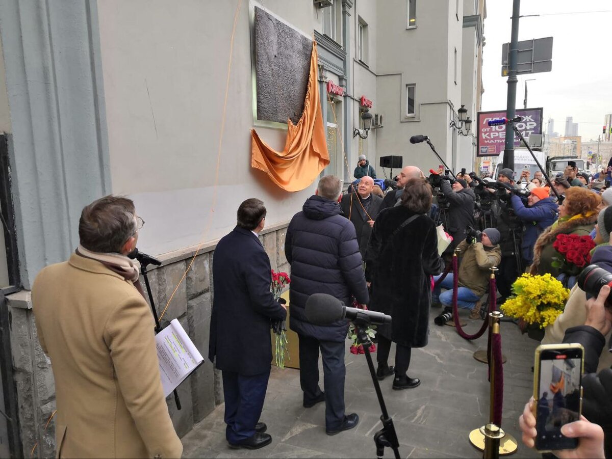 В Москве установили памятную доску мечтавшему сравнять Россию с землей  Михаилу Жванецкому | ИА Регнум | Дзен