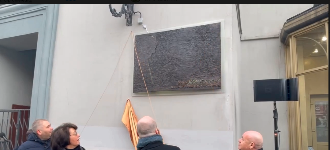 памятник жванецкому в ростове скандал. памятник галины волчек на новодевичьем кладбище. памятник михаилу жванецкому. памятник михаилу жванецкому. памятник жванецкому в ростове скандал.