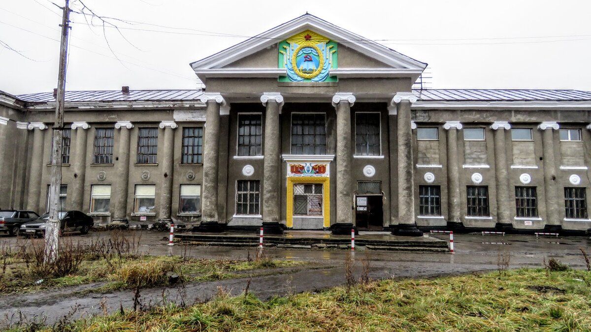 Одежда сцены. Интерьер дома культуры. Дом культуры грайворонского района белгородской области. Дк импульс челюскинский. Дк школ.