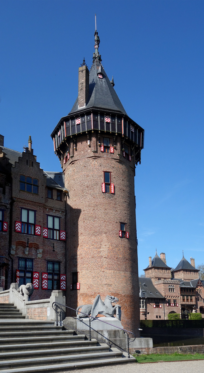 Грифоны и львы охраняют вход в замок Де Хаар. Нидерланды.