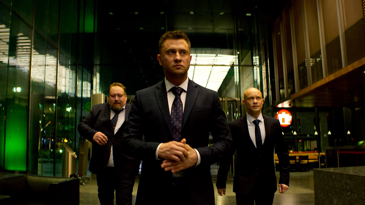 Источник: Кинопоиск. Скриншот из трейлера фильма «Водитель-олигарх»