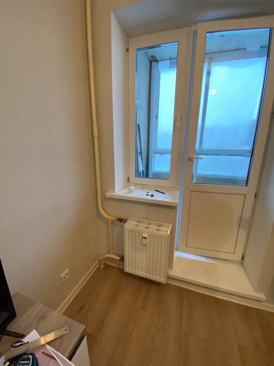 Радиатор отопления кухни-гостиной. Верхнее и нижнее ответвление к радиатору отопления