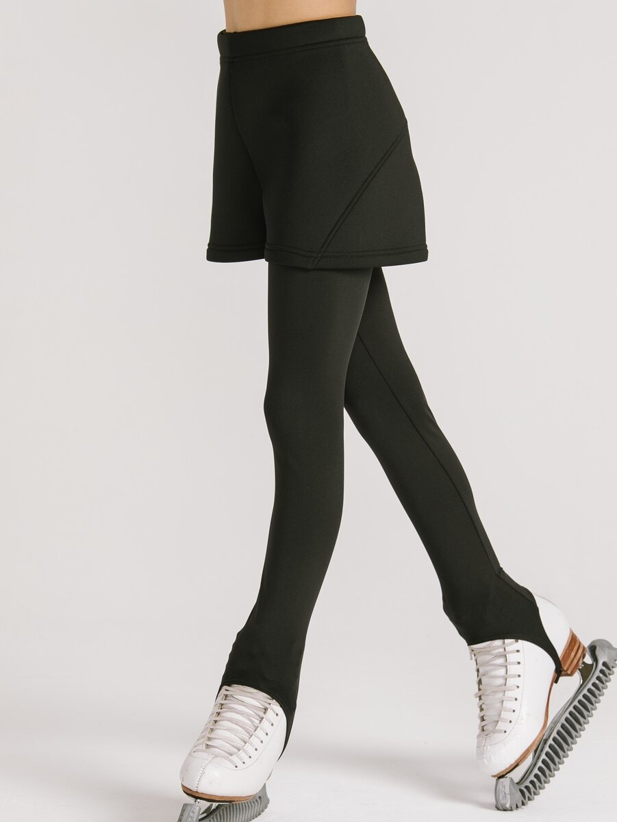 Если вы собираетесь на открытый каток, то должны подобрать одежду, которая, с одной стороны, защищала бы вас от холода, а с другой — от ветра. Плюс вещи не должны сковывать движений.-4