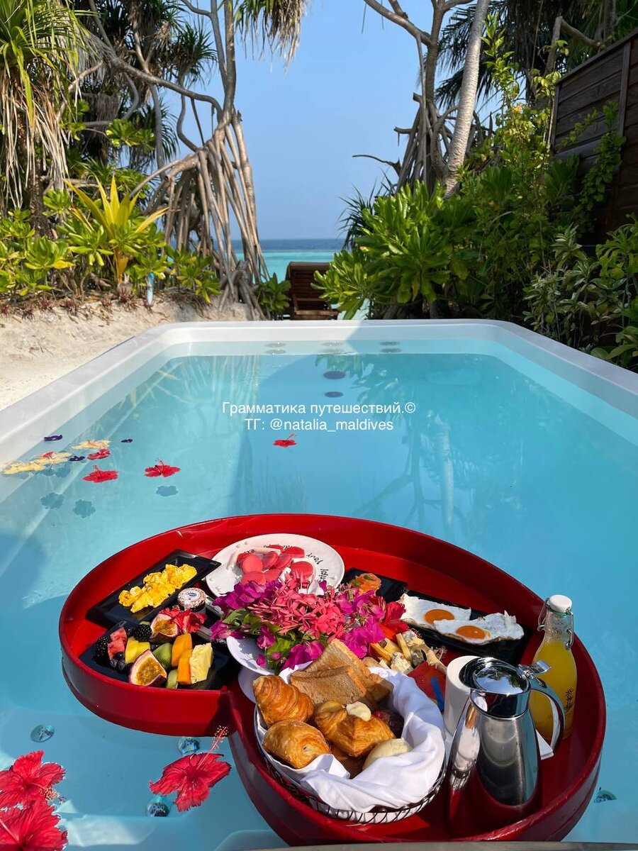Плавающий завтрак на вилле с бассейном. «Грамматика Путешествий».