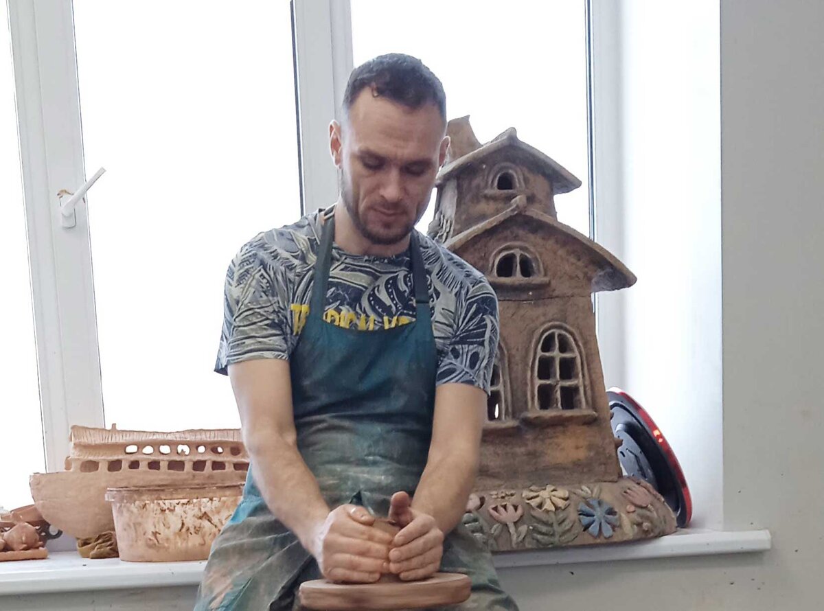 Народный мастер Пермского края Евгений Попов во время индивидуального мастер-класса в студии «Горыныч»