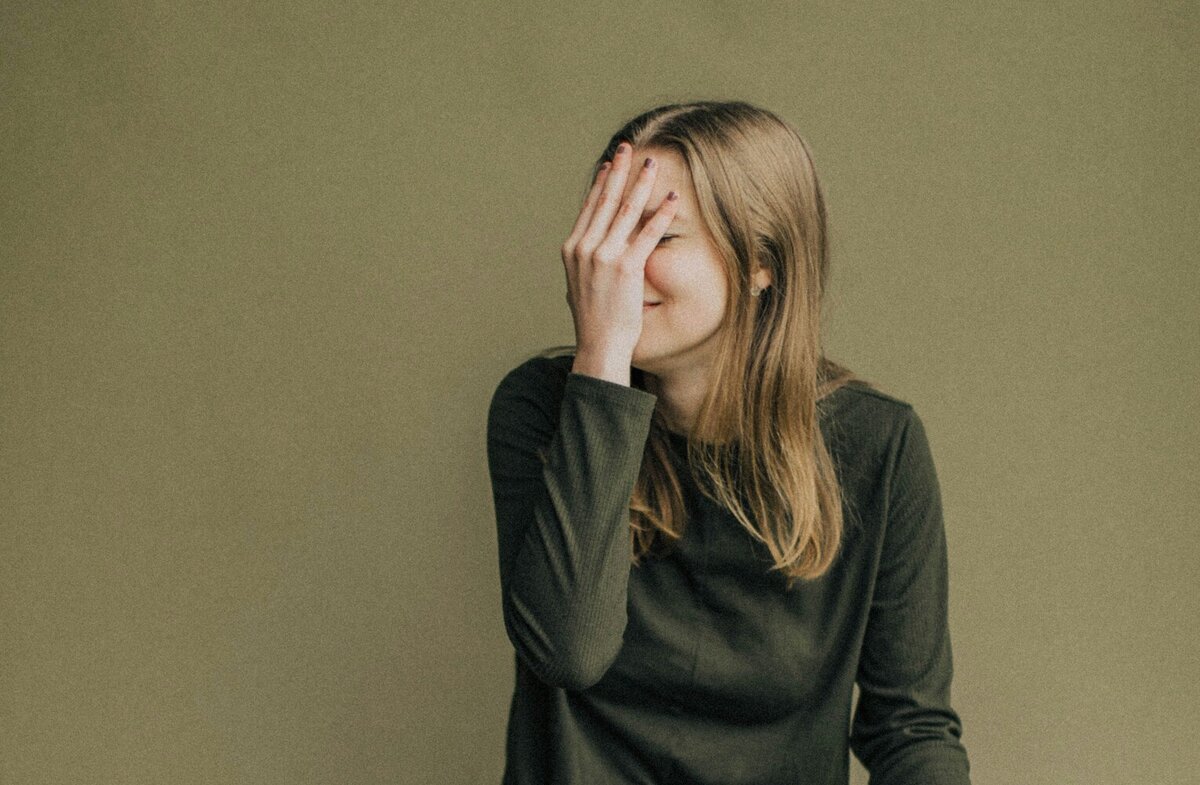 Девушки на 8 Марта просят не желать им женского счастья и не приходить к ним домой без предупреждения.  Фото: unsplash.com