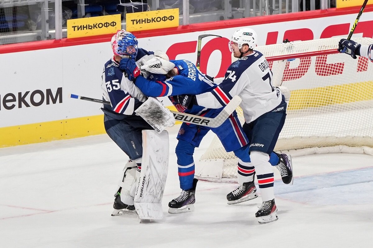    Великолепно игравший в Питере Иван Кульбаков не терялся и в разборках с хоккеистами СКА