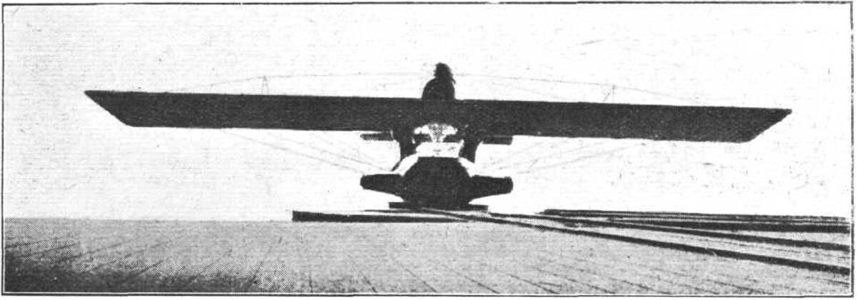  Do.Rs.IV: Вид спереди, на котором показаны полумачты, установленные на верхней поверхности крыла