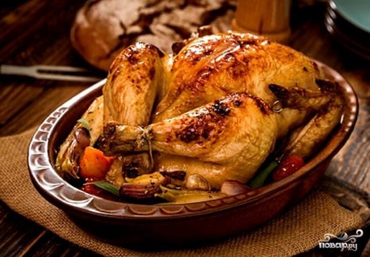 Ингредиенты: 1 курица, 150-200 г. шампиньонов, 1 луковица, 3-4 ст.л. сливочного масла или маргарина, 3 картофелины, 2 стручка сладкого перца, 1/2 стакана белого вина, соль, перец.