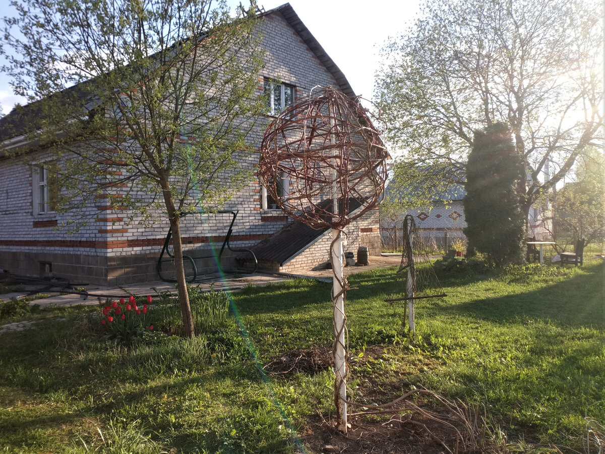 Сильнее всего осел северо-западный угол, дальний от зрителя