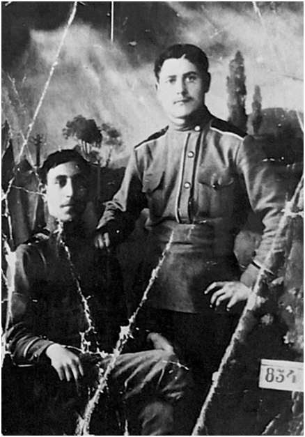 Коркин Николай Яковлевич (справа). Участник становления Советской власти г.Петровска. Архивное фото городского музея.