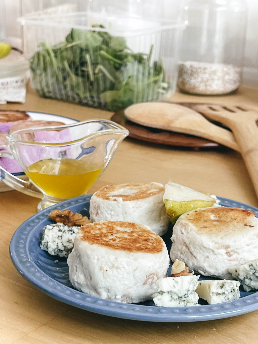 Сырники с грушей и сыром с голубой плесенью