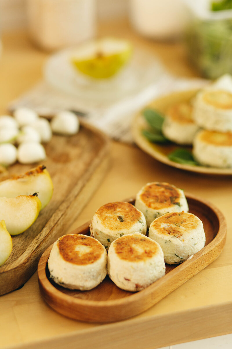 Сырники с вялеными томатами и пармезаном