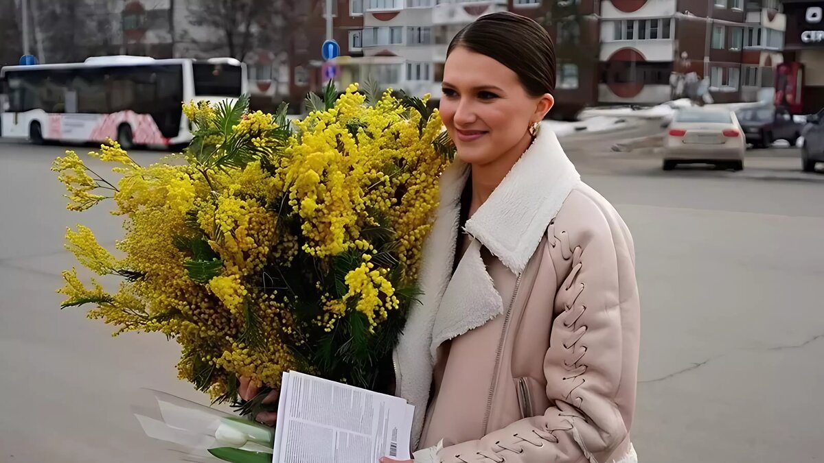 Белгородка получила огромный букет мимоз, выполнив просьбу сотрудников ГИБДД  | Бел.Ру | Дзен