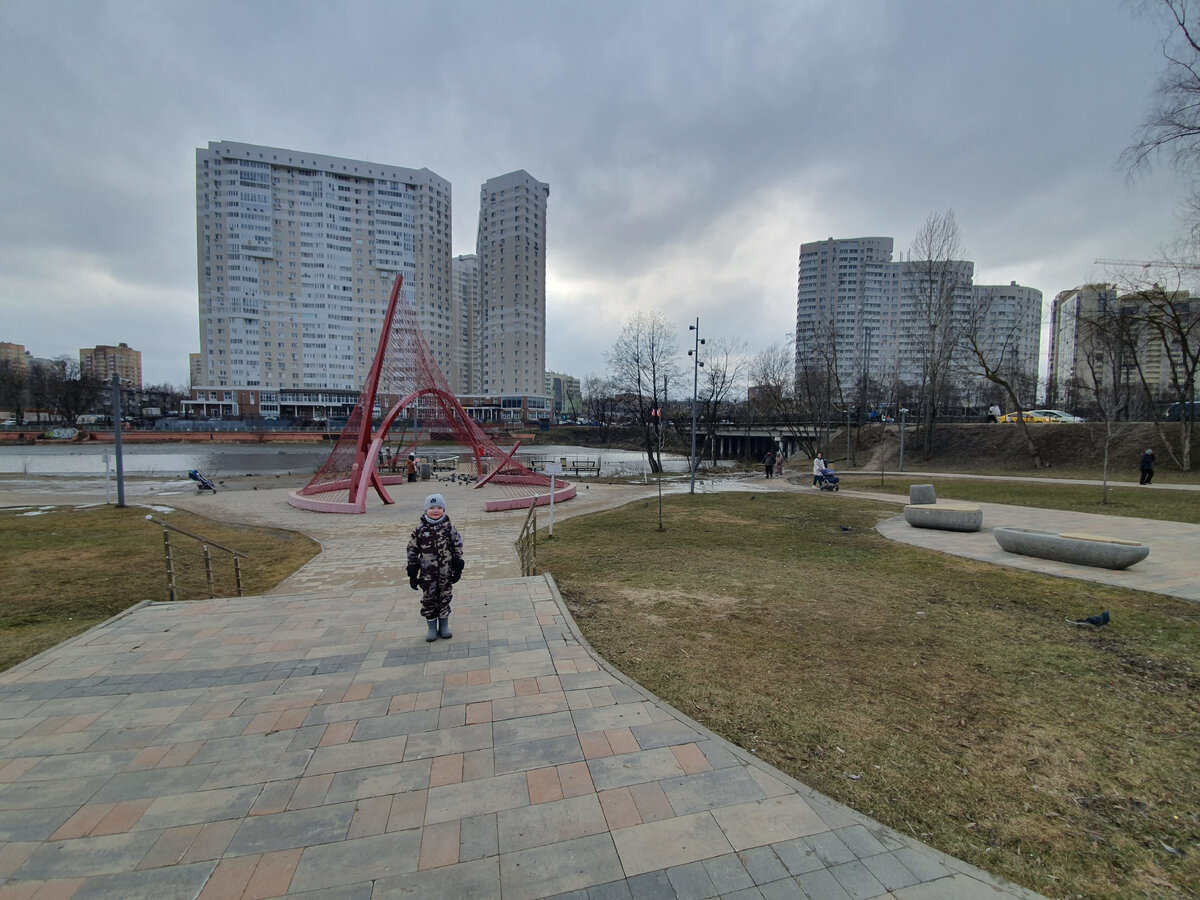 г. Пушкино, набережная реки Серебрянка, вид на город и мост, со стороны микрорайона "Новый". Фото автора.