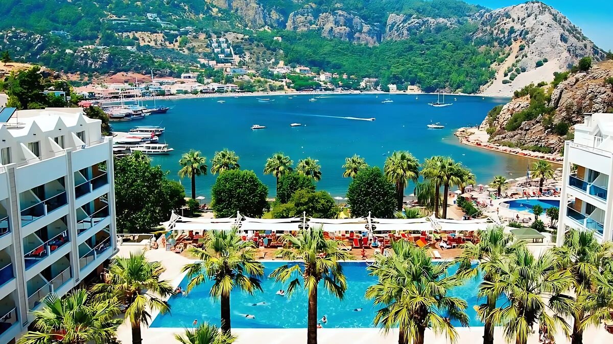     Турецкие отели не могут получить плату за проживание гостей из России из-за платежных проблем, вызванных санкциями США и ЕС. Что будет с туристическим сезоном, смогут ли в этом году россияне поехать в Турцию, выяснили «НИ».