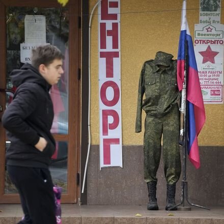 Магазин в Тирасполе предлагает российские камуфляжные нашивки для частного использования.