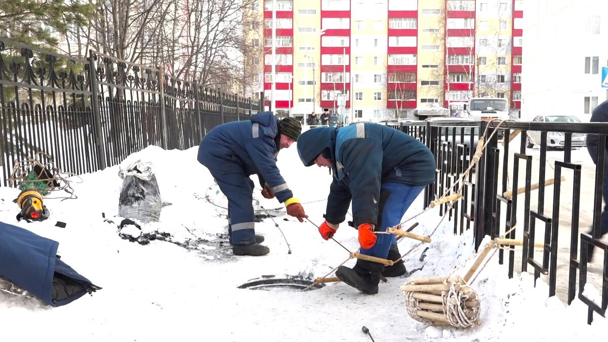    Пыть-яхским коммунальщикам приходится регулярно устранять засоры канализации