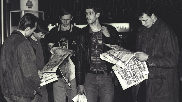 17 марта 1995 года. Москва. Игроки ЦСКА вернулись домой после «отравленного матча». Фото Александр Вильф, архив «СЭ»