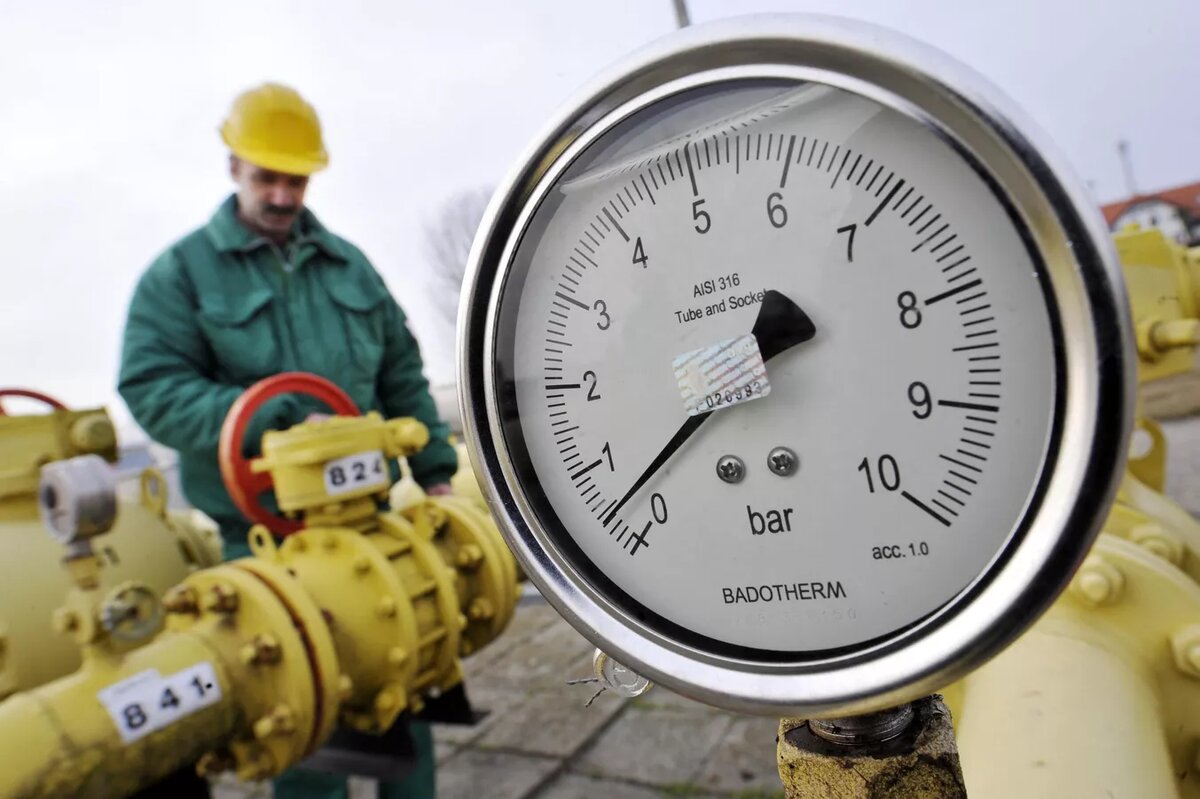 Рабочий на газораспределительной станции © AFP 2023 / ATTILA KISBENEDEK