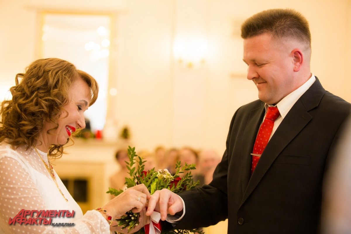    В праздничные дни ЗАГСы Томской области изменят график работы