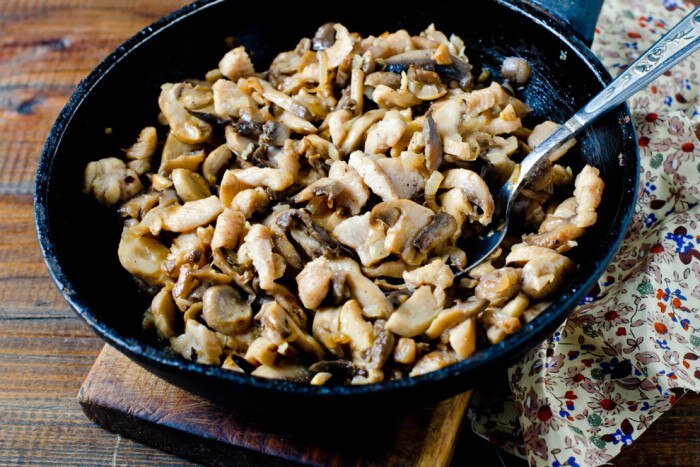 Пп грудка с шампиньонами. Курица с шампиньонами в сметанном соусе на сковороде. Кусочки жареной курицы. Курица капуста грибы пп вариант ужин. Жареные грибы.