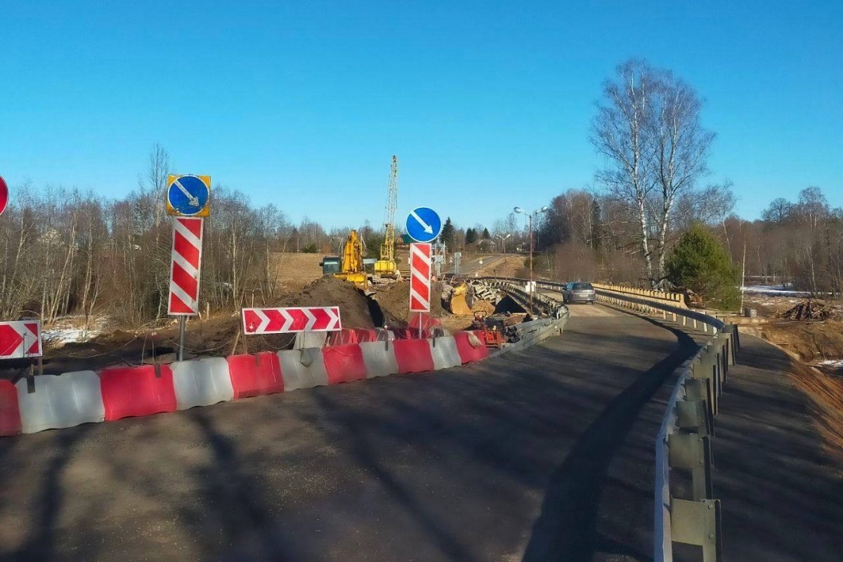    Движение по временному мосту через реку Черная открыли в Плюсском районе