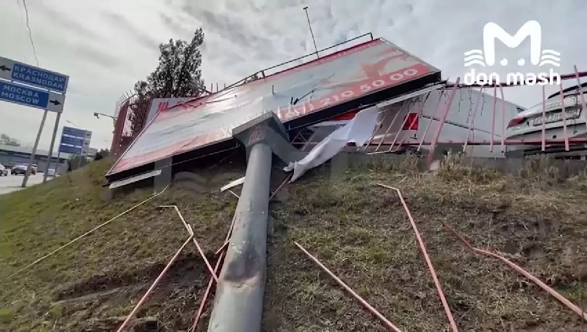 Видео: водитель фуры в Ростове свалил рекламный щит на несколько  автомобилей | RostovGazeta.ru | Дзен