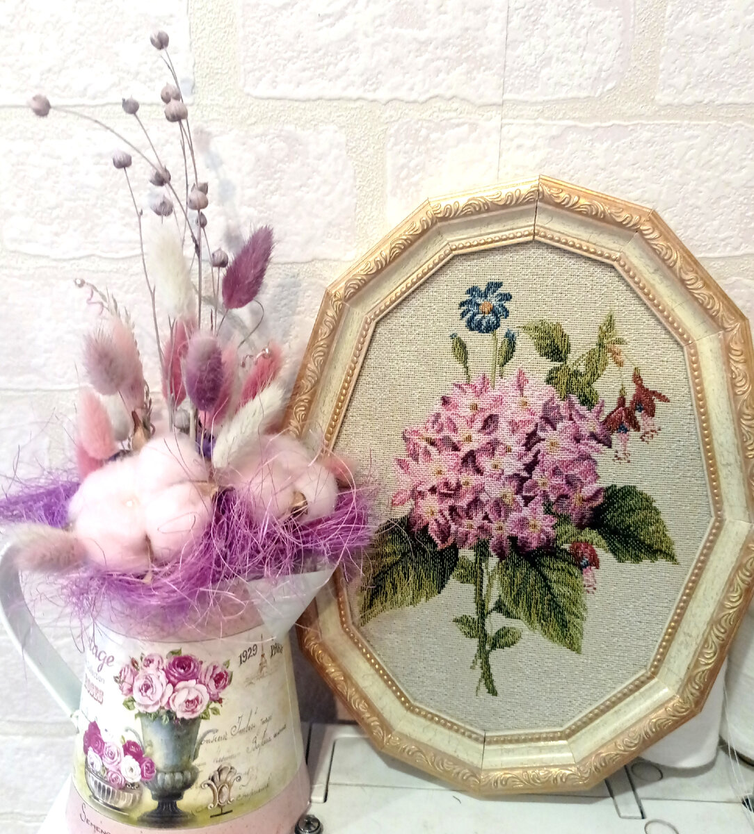 Дочка сделала цветочную композицию.