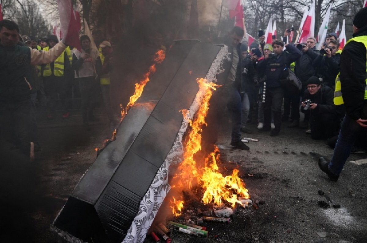    В Варшаве протестующие фермеры сожгли гроб у здания канцелярии премьера