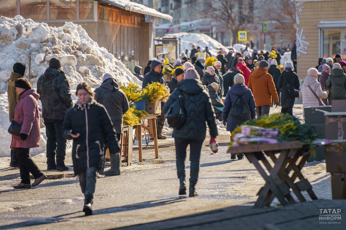 Перед 8 Марта рынки Казани заполонили люди в поисках самых красивых букетов. Фото: © Владимир Васильев / «Татар-информ»