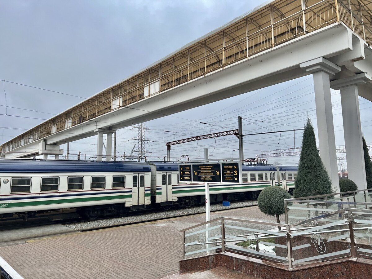 Так выглядит ЖД вокзал и поезд снаружи
