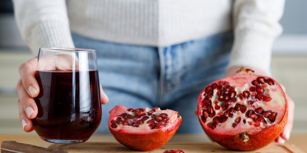 Гранат польза и вред для здоровья. Какая польза от гранат. Гранат полезен. Гранат свойства фрукта для организма человека. Витамины граната.