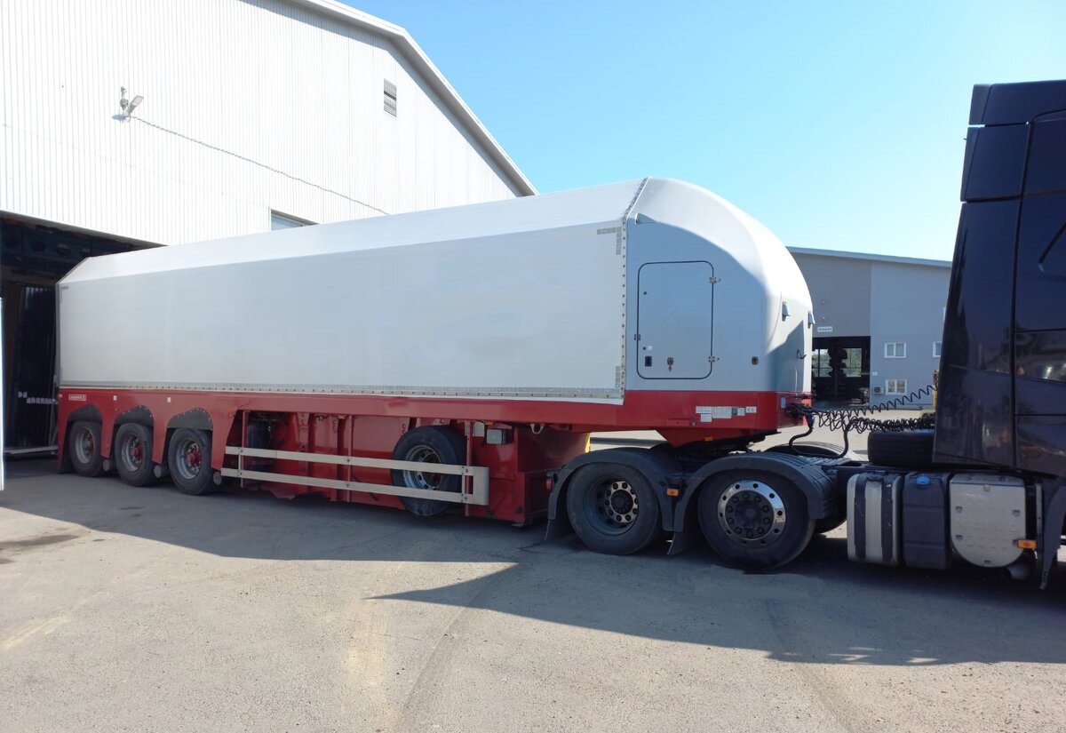 Стекловоз, Джамбовоз выгружает стекло- фото сделано нами в станице Динской Краснодарского края